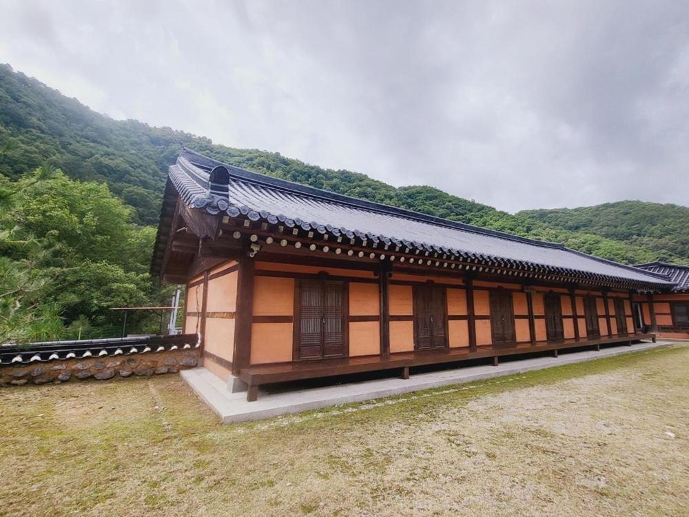 Yeongwol Hwanggung Hanok Pension Exterior foto